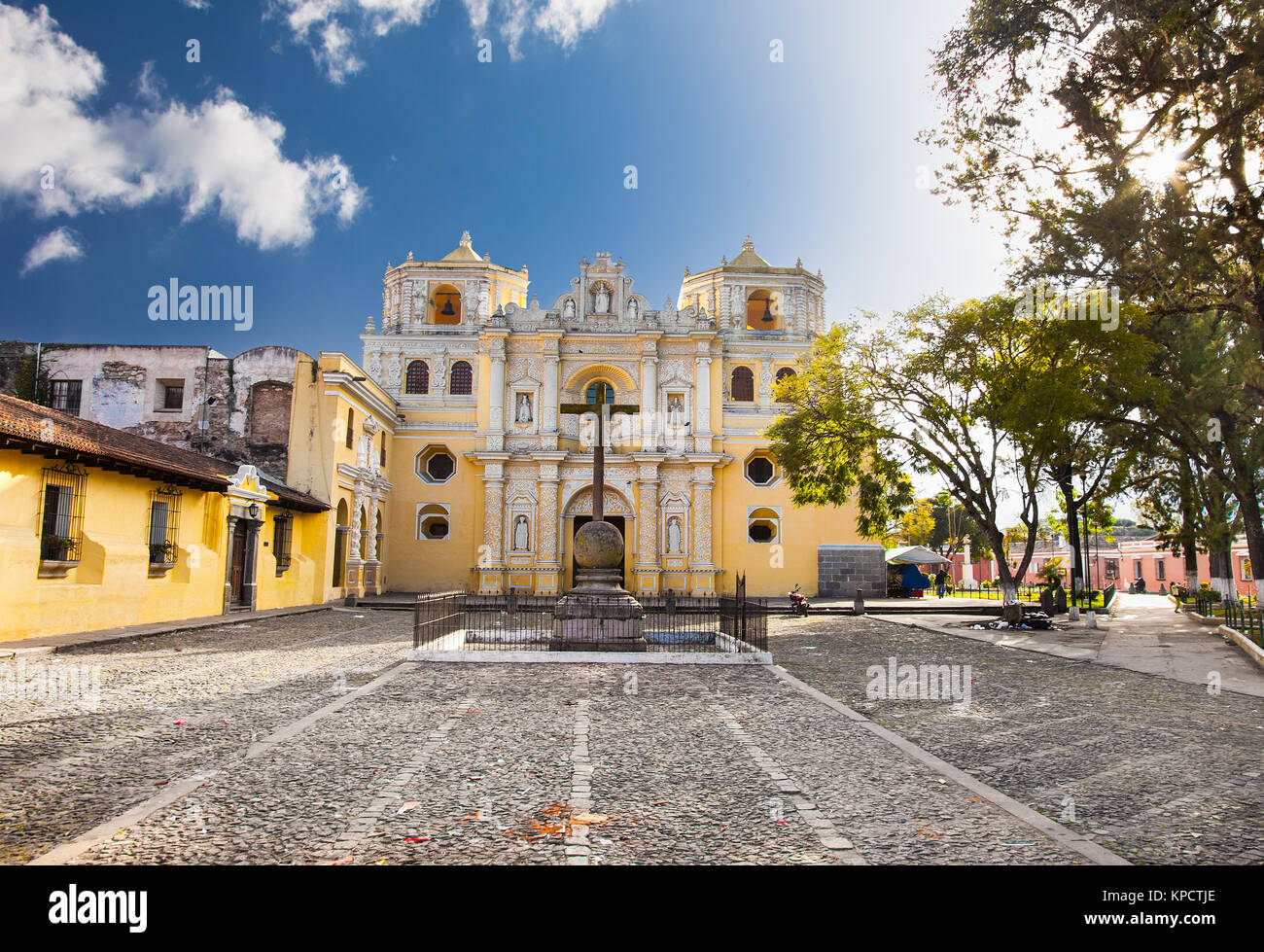 L'église de La Merced dans Central Park d'Antigua, Guatemala. Banque D'Images