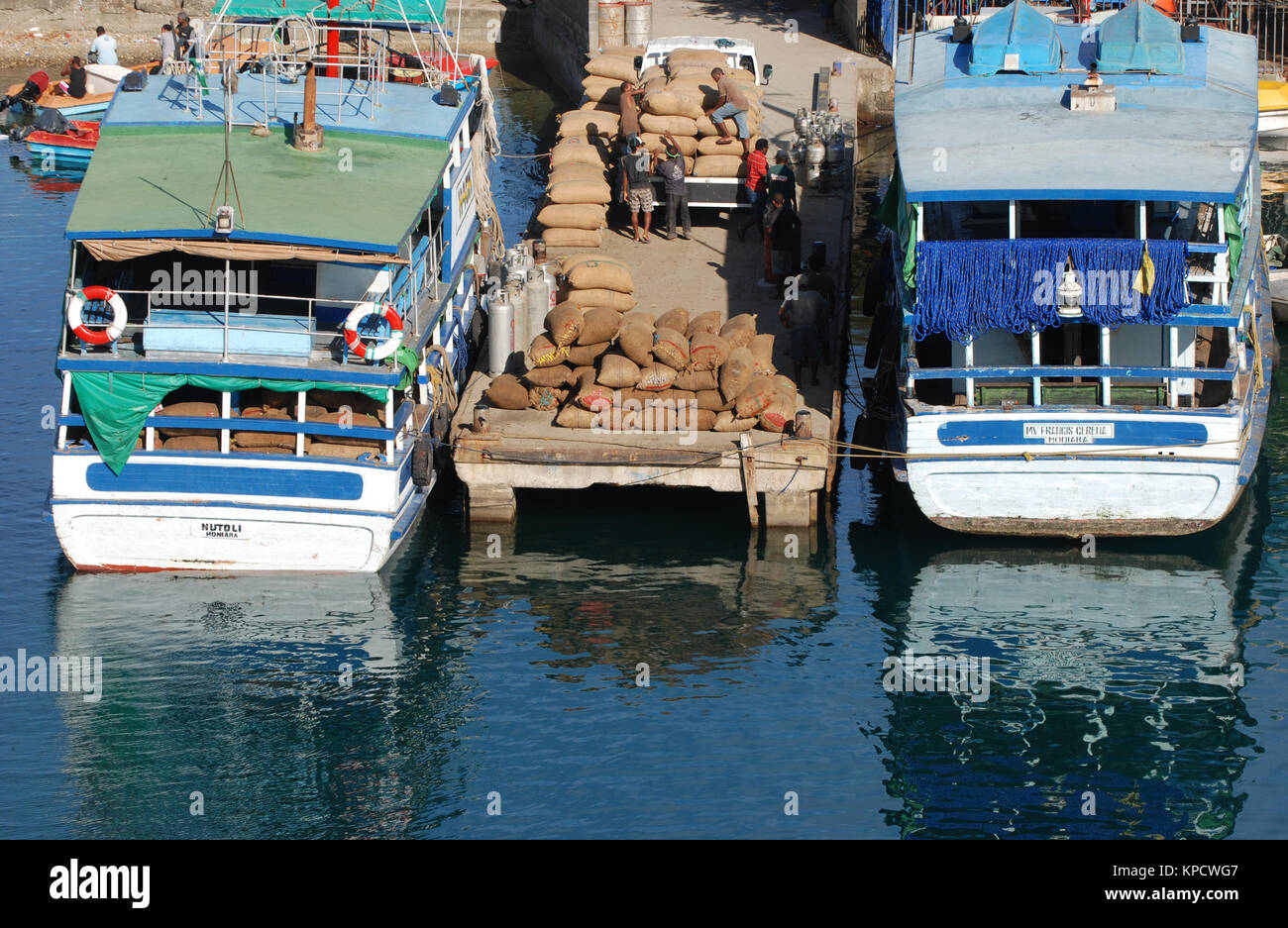 Les cargos côtiers à Honiara, Îles Salomon Banque D'Images