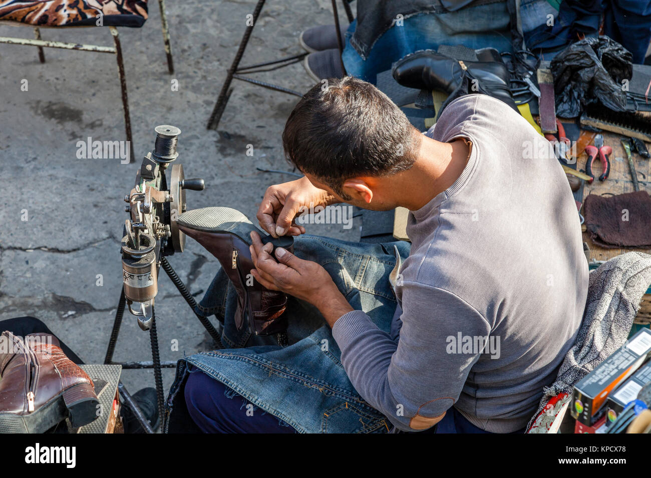 Réparateur de chaussures, Bazar Chorsu, Tachkent, Ouzbékistan Banque D'Images