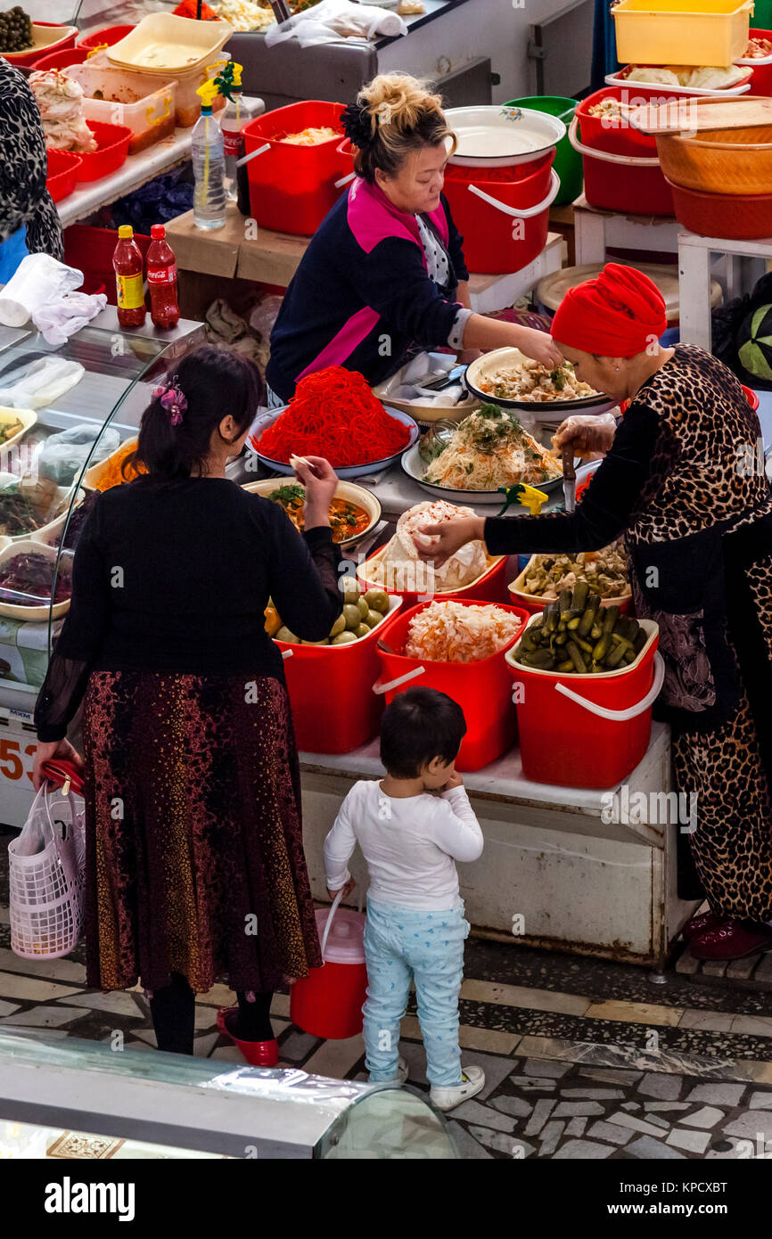 La population locale des courses dans le Bazar Chorsu, Tachkent, Ouzbékistan Banque D'Images La population locale des courses dans le Bazar Chorsu, Tachkent, Ouzbékistan Banque D'Images