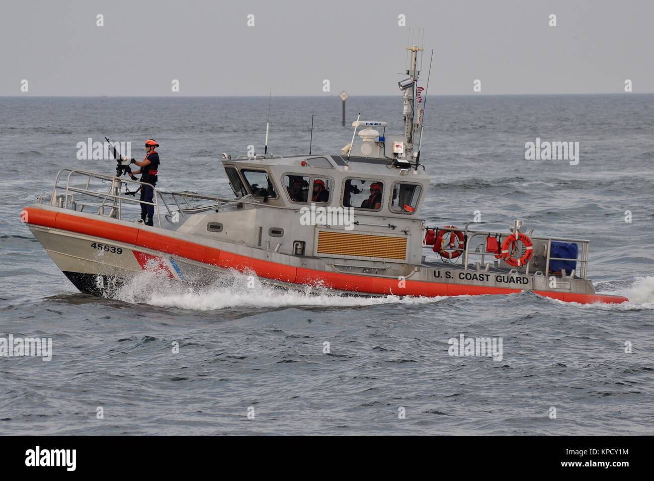 US COAST GUARD RÉPONSE ARMÉE D'ESCORTE DE NAVIRES DE CROISIÈRE BATEAU QUITTER LE PORT EVERGLADES Banque D'Images