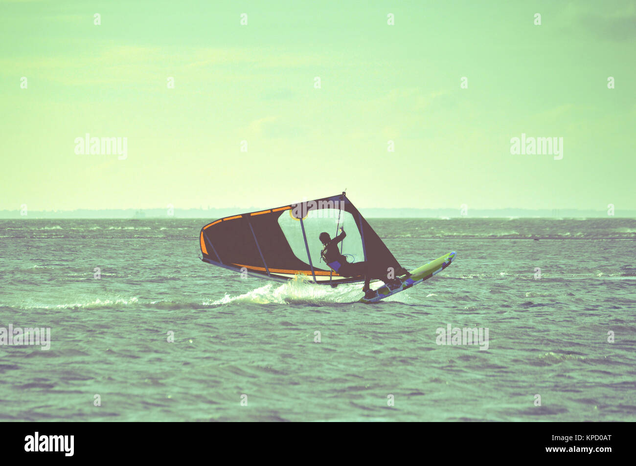 Planche à voile d'esquive à West Wittering, UK. En novembre 2016. Banque D'Images