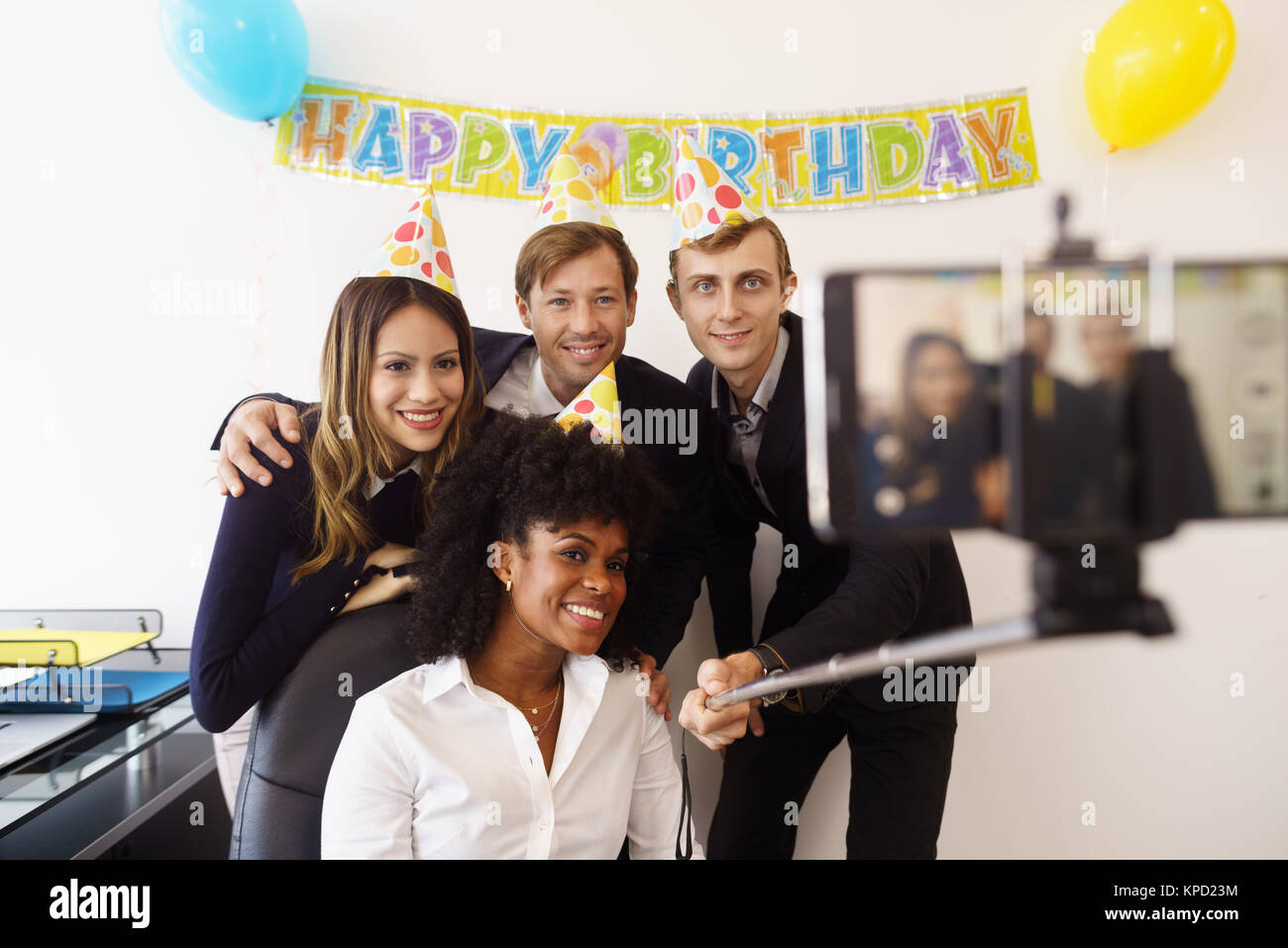 Les gens d'affaires en tenant avec Selfies Téléphone au party de bureau Banque D'Images