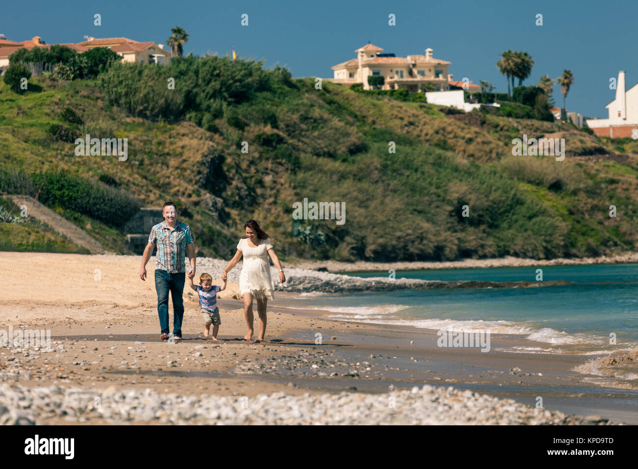 Famille heureuse marche sur la côte en Espagne Banque D'Images