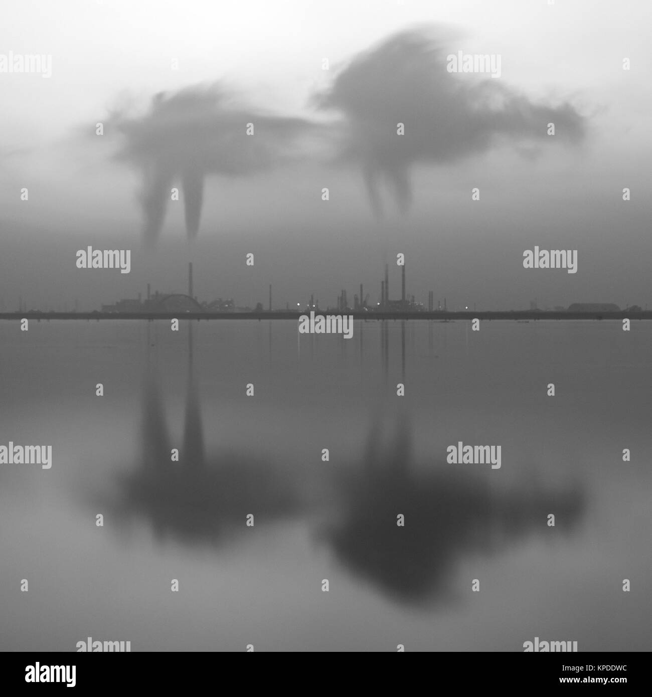 Venise - 14 décembre, 2017. Coucher de soleil dans la lagune de Venise entre le centre historique de Venise et de la zone industrielle de Porto Marghera. Banque D'Images