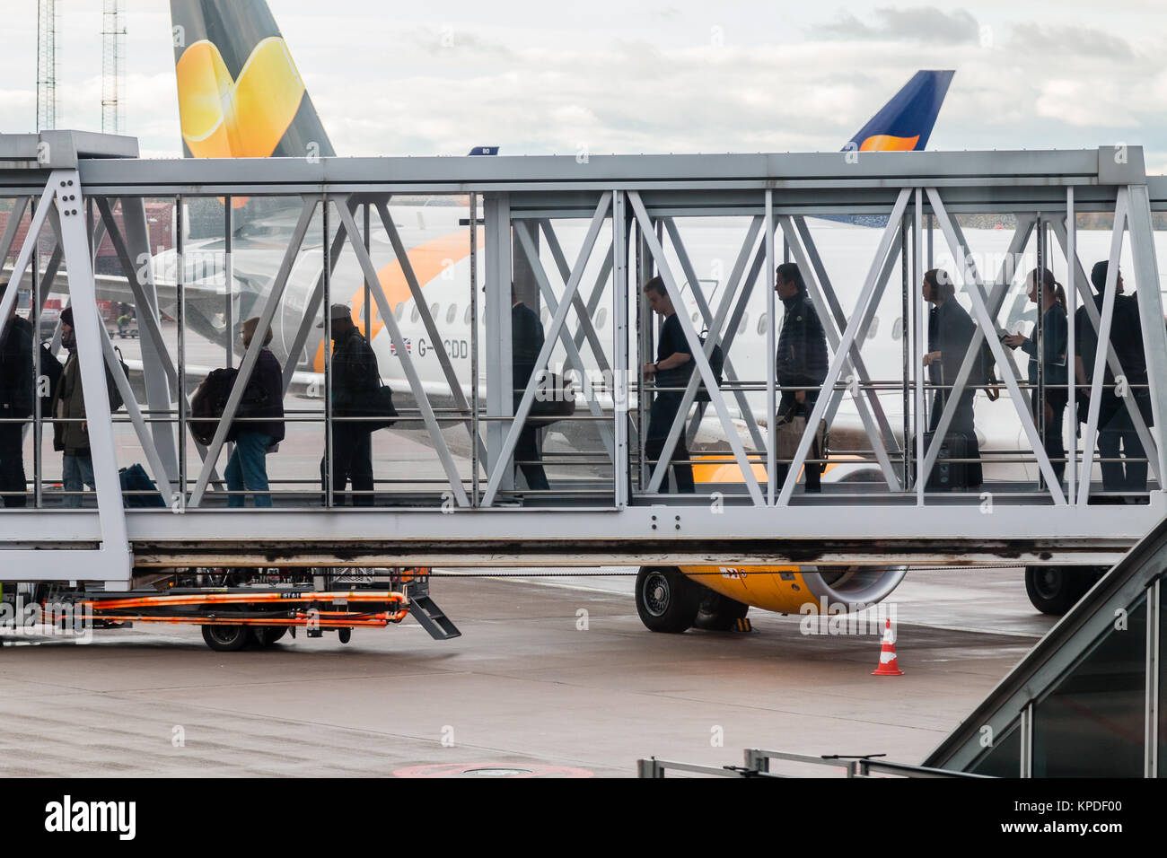 Airbridge avec les passagers d'un vol à l'aéroport de Stockholm Arlanda Banque D'Images
