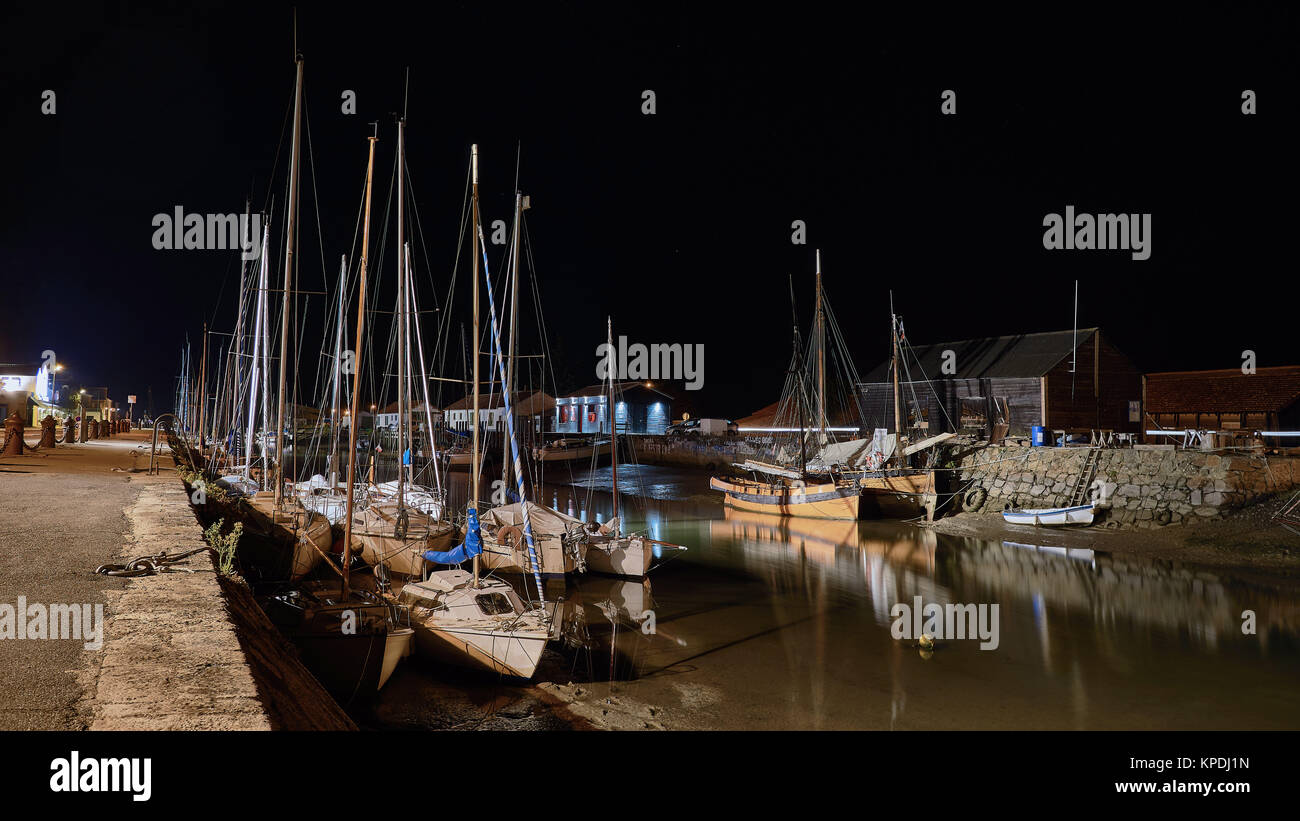 Noirmoutier-en-l'ile Harbour à marée basse par nuit Banque D'Images