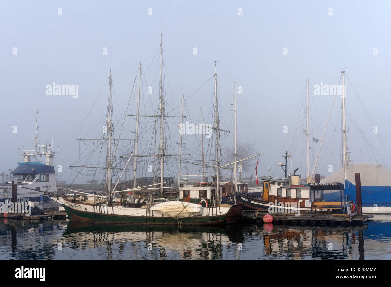 Bateaux amarrés au port du patrimoine en un jour brumeux en hiver, Musée maritime de Vancouver, Vancouver, BC, Canada Banque D'Images