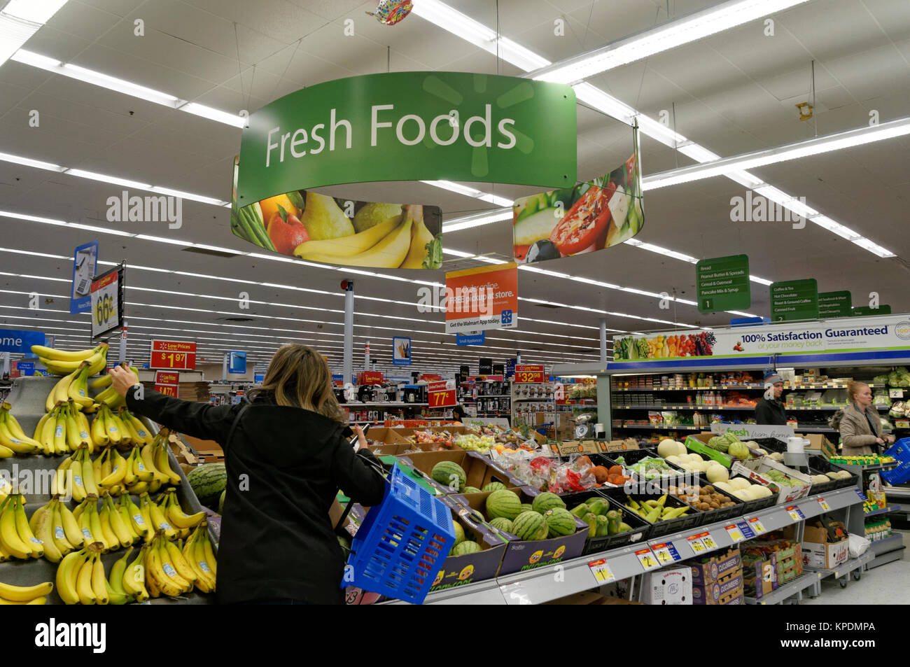 Woman shopping dans le rayon des fruits et un magasin Walmart, North Vancouver, BC, Canada Banque D'Images