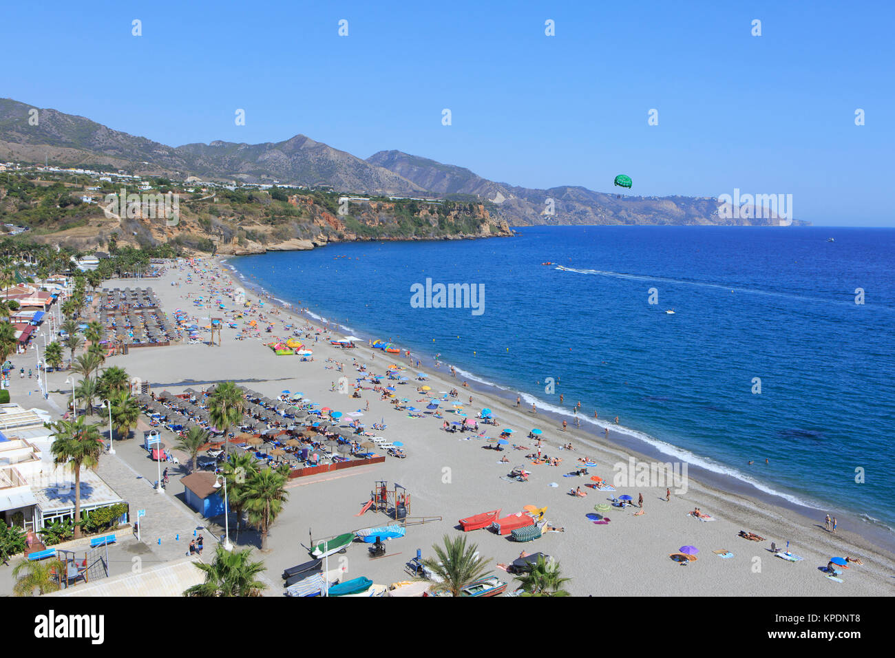 Vue panoramique sur la plage de Burriana (Playa de Burriana) dans la région de Nerja sur la Costa del Sol dans la province de Malaga, Espagne Banque D'Images