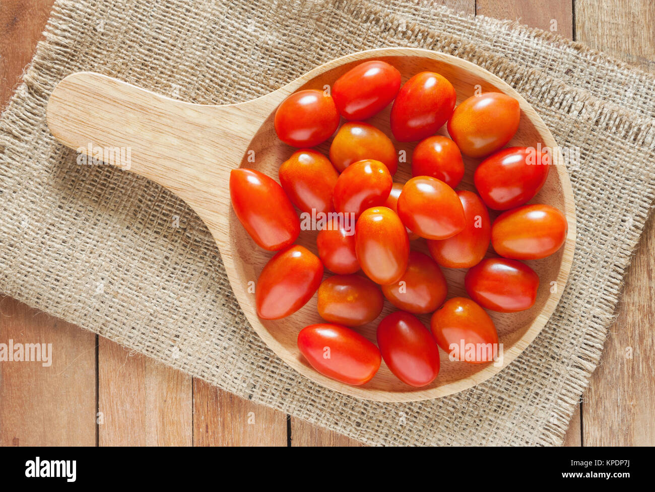 La tomate fraîche dans bol en bois Banque D'Images