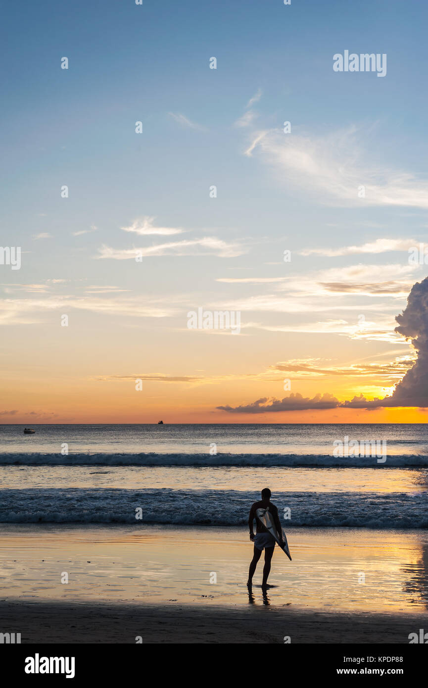 Plage coucher du soleil avec des gens vous détendre au crépuscule Banque D'Images