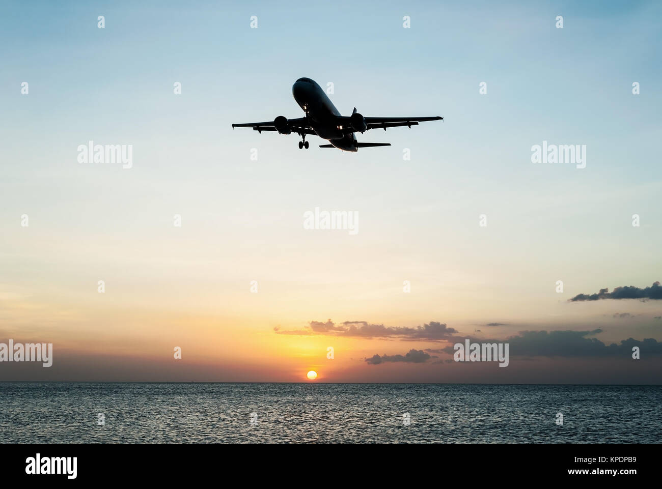 Avion avec ciel coucher soleil et mer Banque D'Images