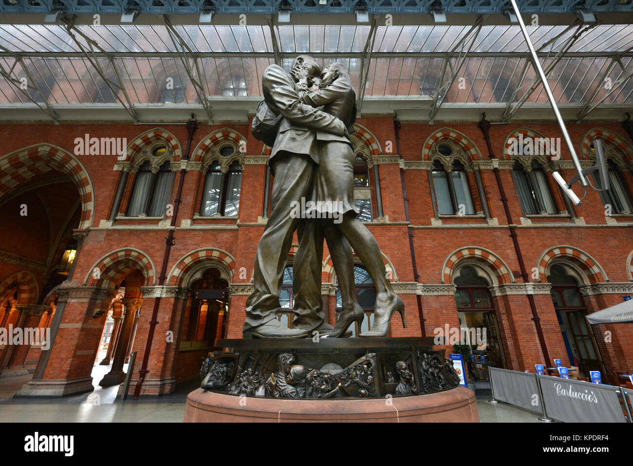 Le lieu de réunion, la sculpture de Paul journée à St Pancras, Londres. Banque D'Images