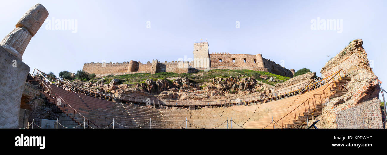 Théâtre romain et le château de Medellin, en Espagne. Vue panoramique Banque D'Images