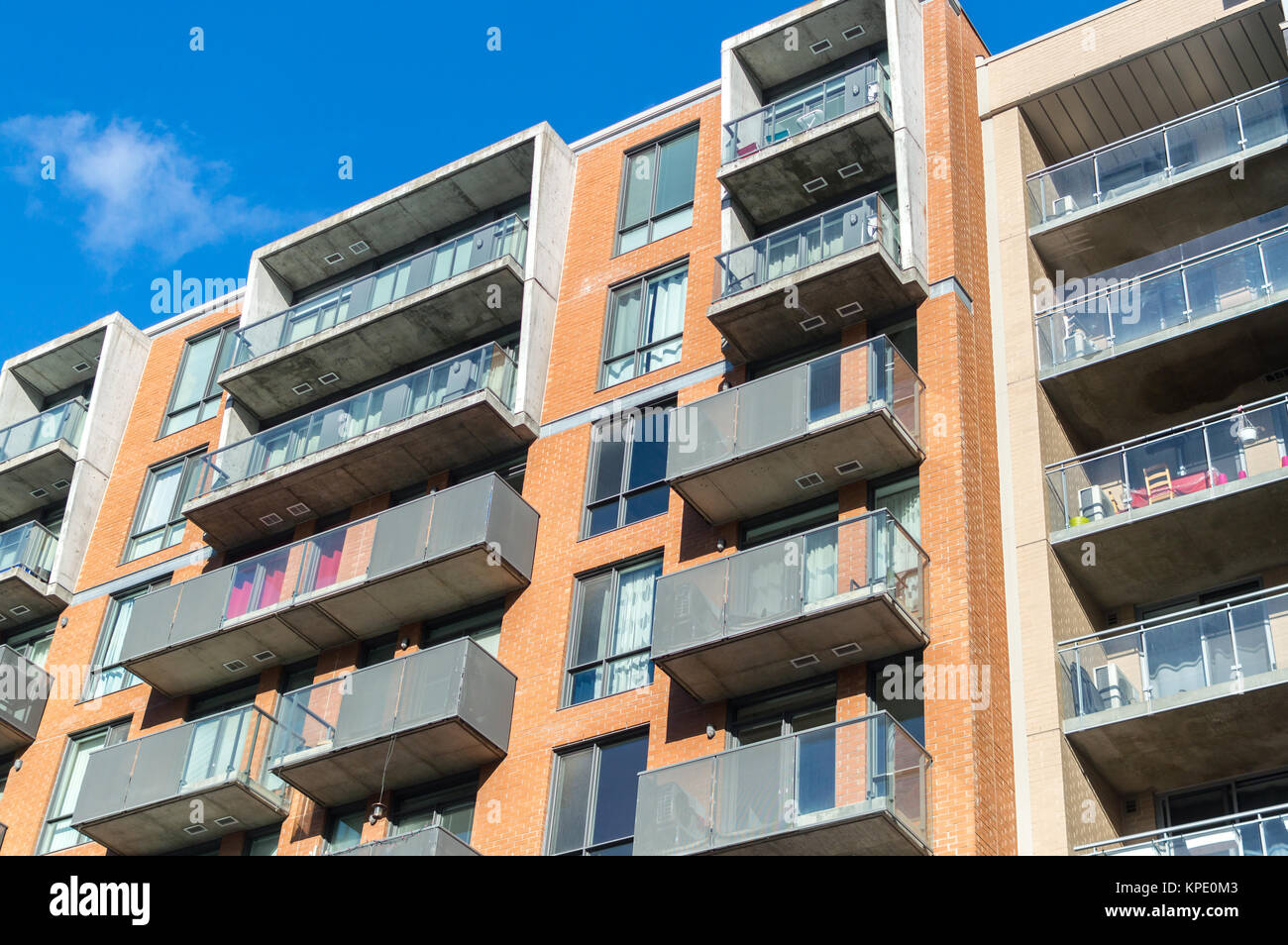 Condo moderne avec d'immenses fenêtres des bâtiments de Montréal, Canada. Banque D'Images