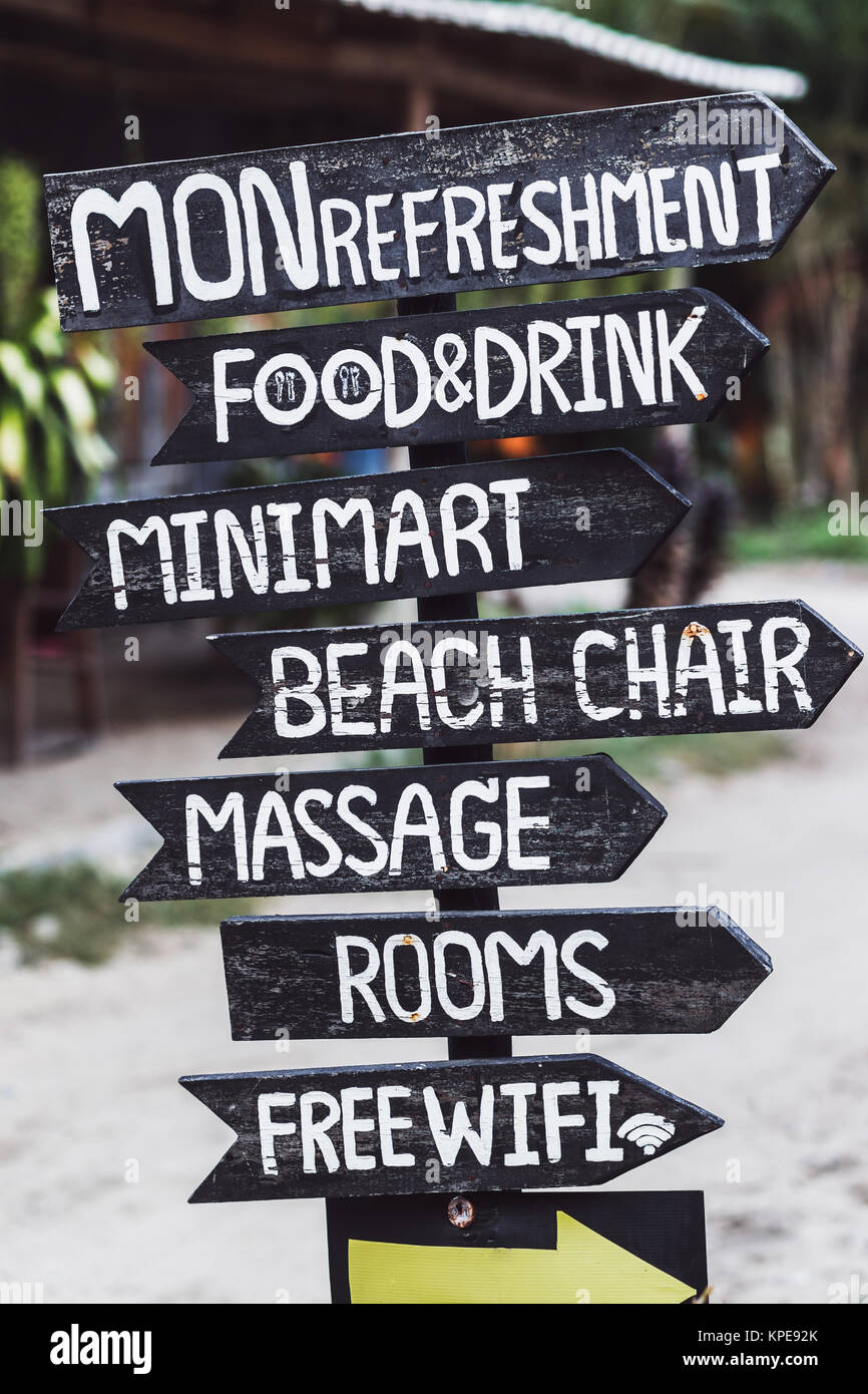 Un grand nombre de pointeurs sur la plage : nourriture, boisson, une supérette, massage, chambres, connexion Wi-Fi gratuite Banque D'Images