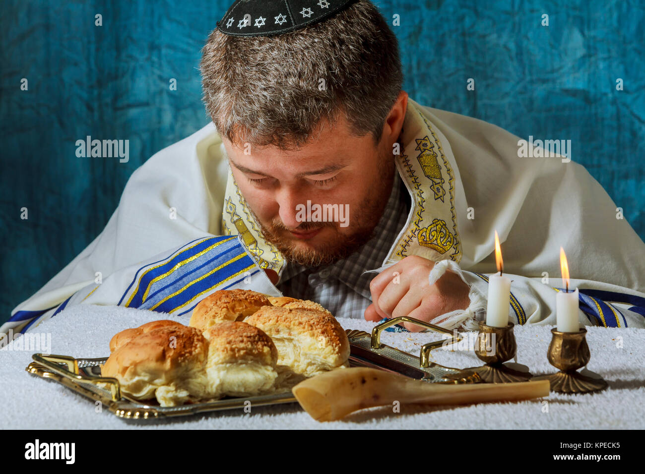 Tas de sweet pain challah ronde sabbat de graines de sésame noir dans un bol en métal vintage homme rompt le pain de fête de samedi Banque D'Images