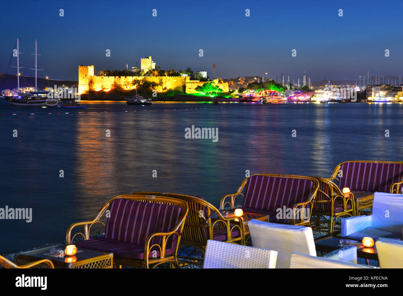 Vue sur le port de Bodrum et le château de Saint Pierre par nuit Banque D'Images