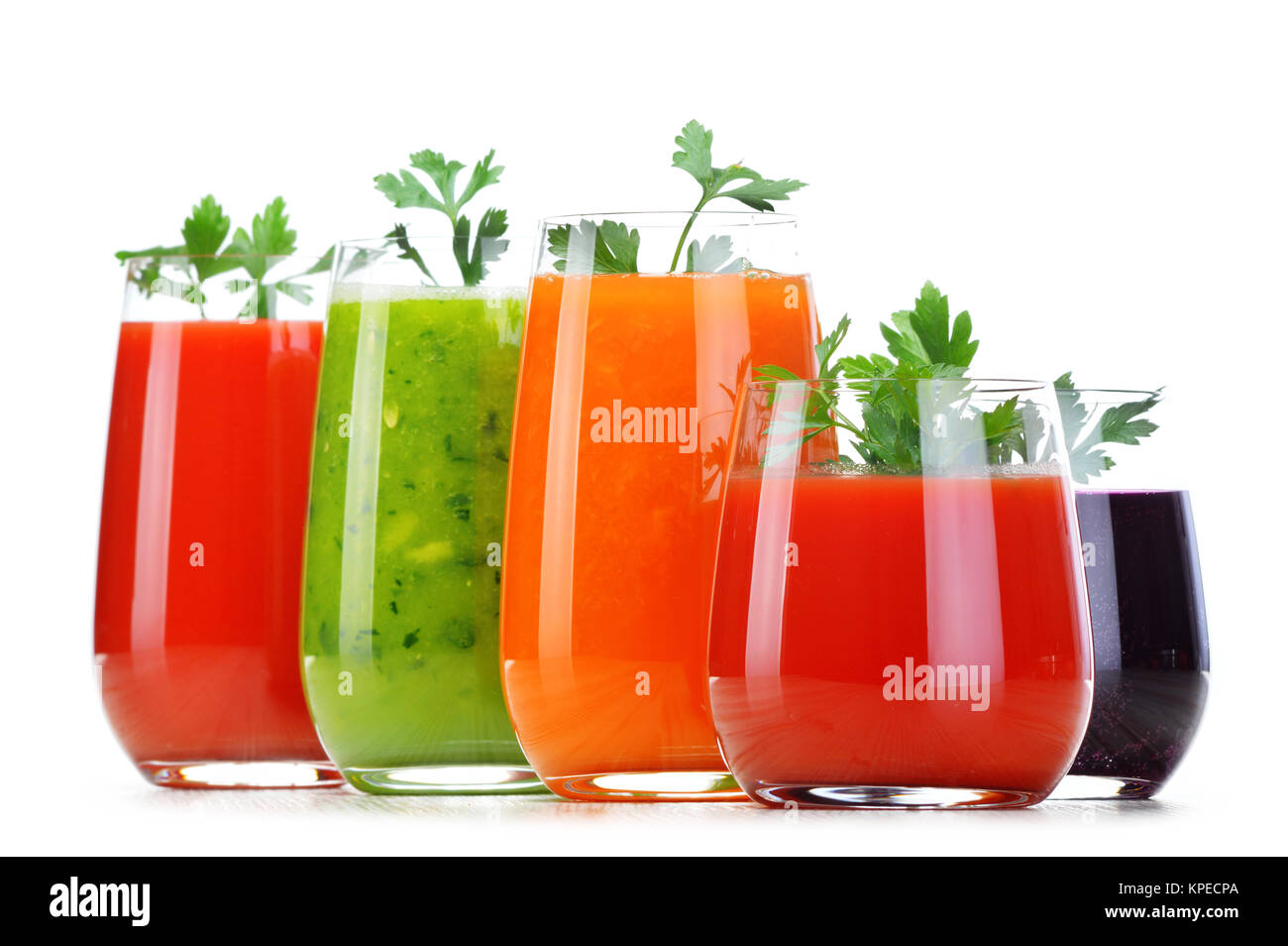 Lunettes avec des jus de légumes frais isolated on white Banque D'Images