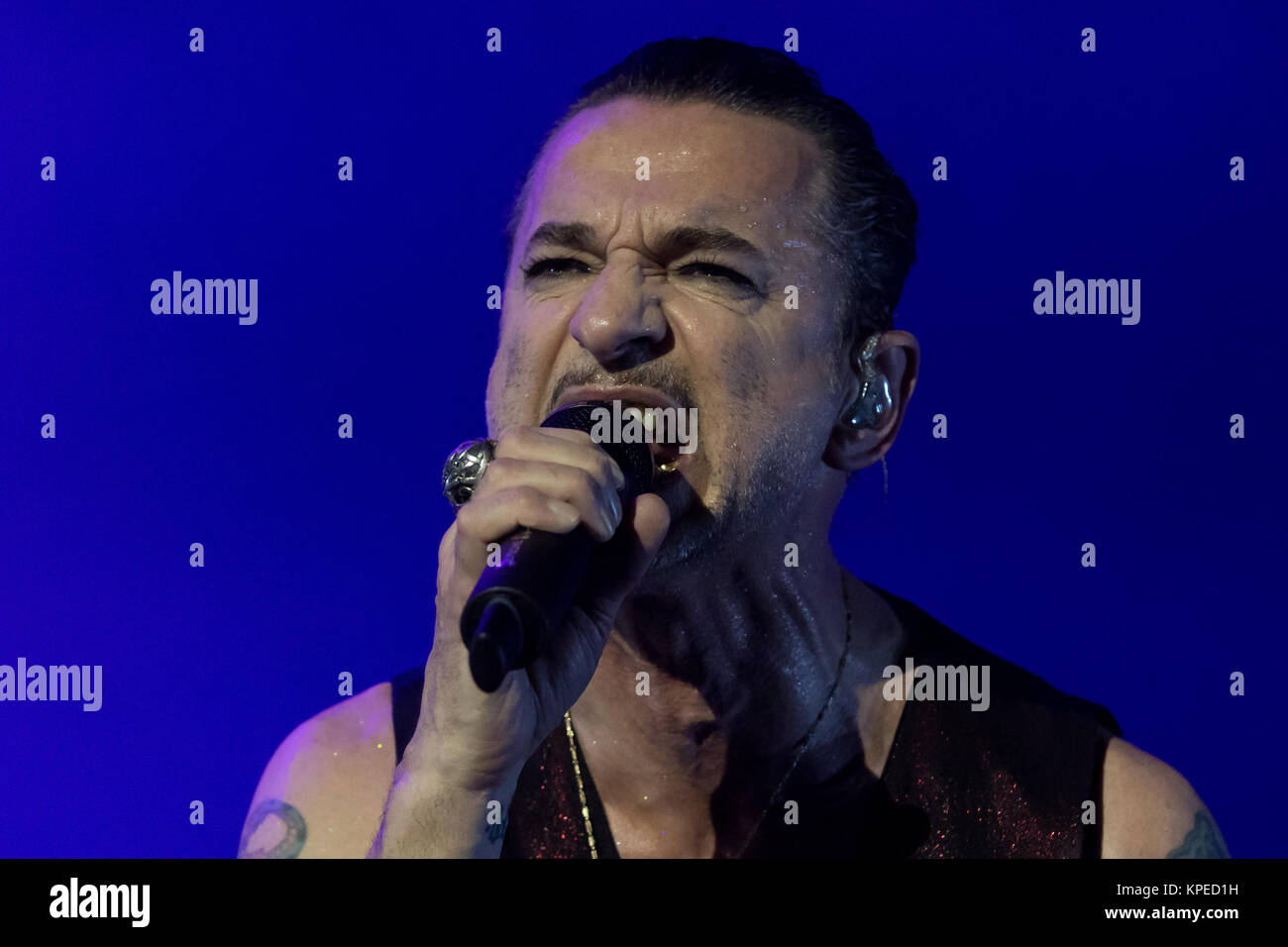 Bologne, Italie. 13 Décembre, 2017. Une intense close-up par David Gahan durant la concert de Bologne. Credit : Luca Marenda/Pacific Press/Alamy Live News Banque D'Images