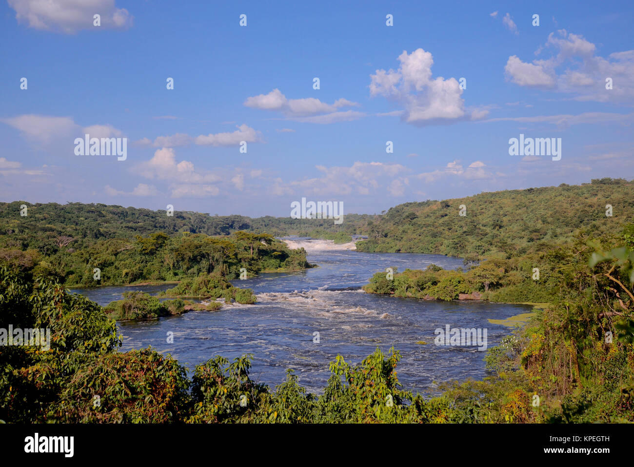 L'Ouganda est appelée la "perle de l'Afrique" à cause de ses beaux paysages, des gens accueillants, et l'abondance de pluie. Karuma Falls sur le nil Banque D'Images