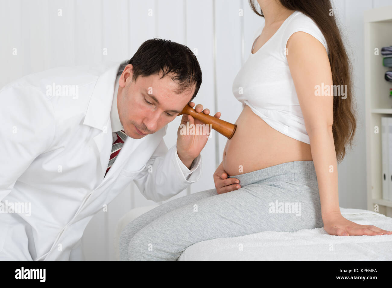 Médecin à l'écoute de rythme cardiaque de bébé par stéthoscope Pinard Photo  Stock - Alamy