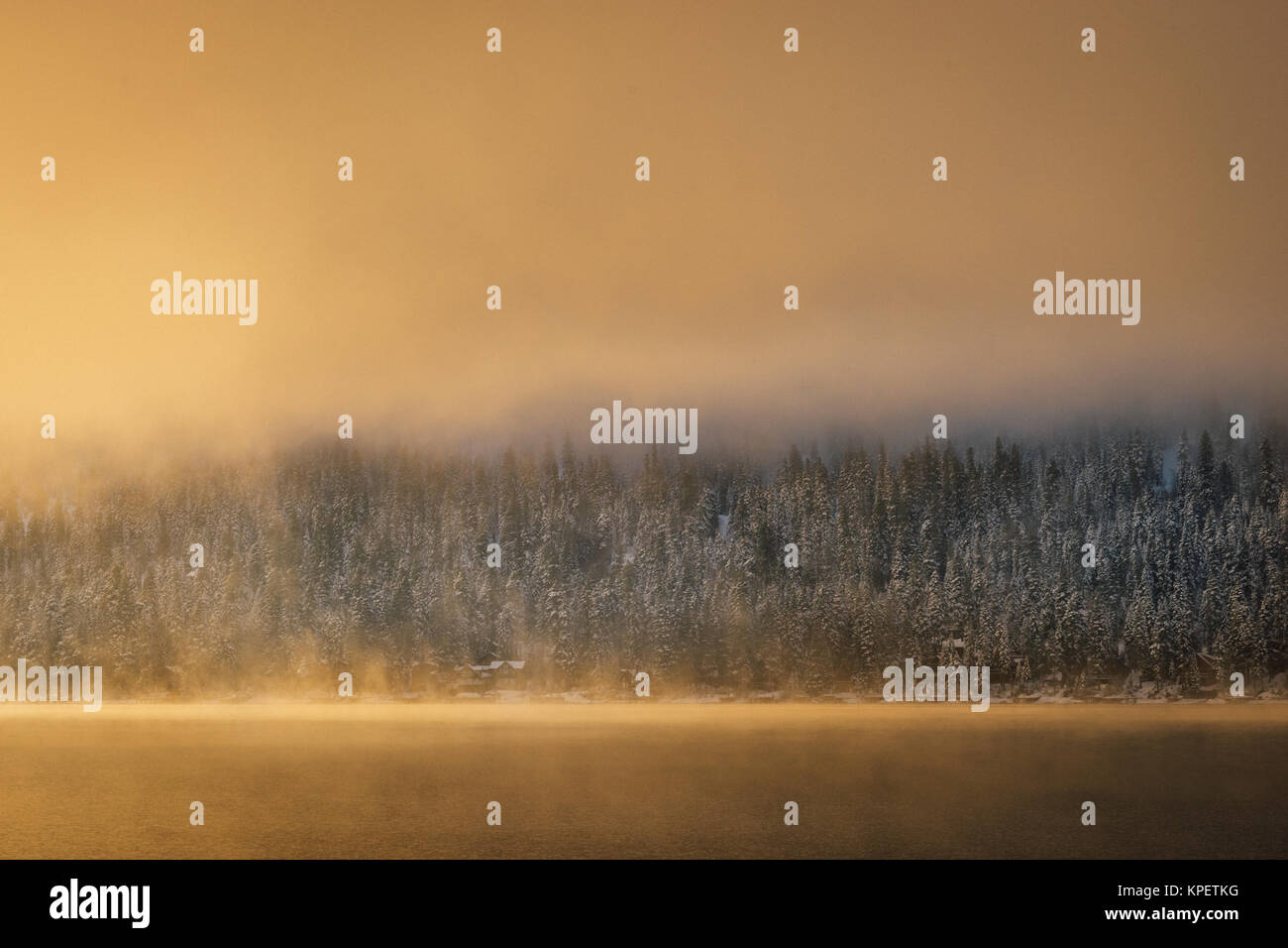 Au lever du soleil d'hiver Donner Lake, en Californie. Banque D'Images