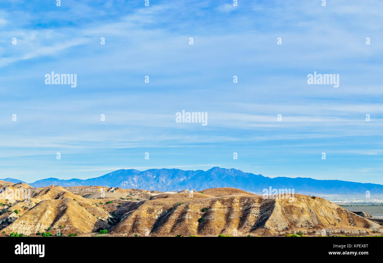 Collines sèches du sud de la Californie avec des montagnes en arrière-plan sur une journée claire Banque D'Images