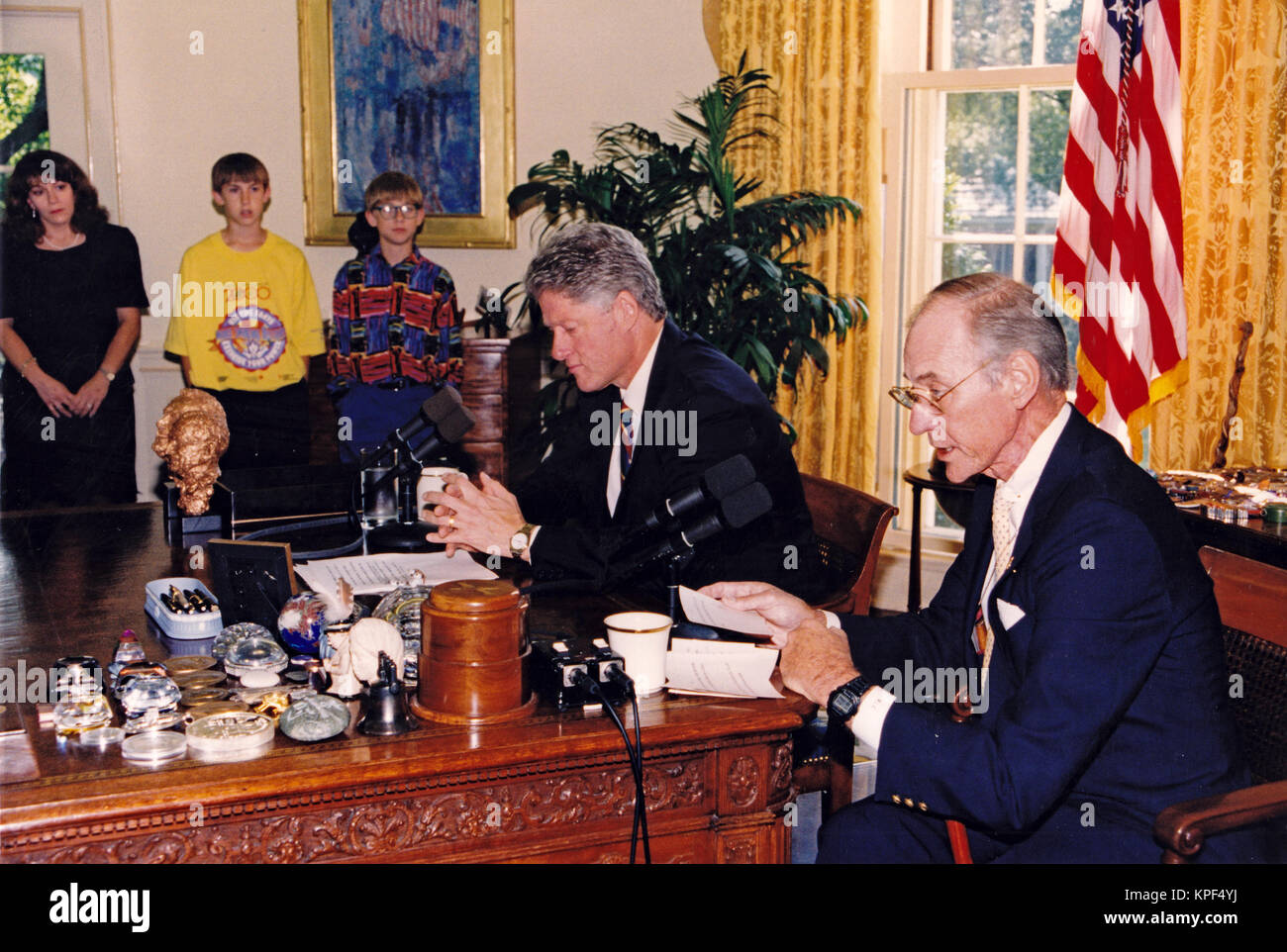 Le président des États-Unis, Bill Clinton, livre son émission de radio hebdomadaire sur le tabac adresse en direct du Bureau ovale de la Maison Blanche à Washington, DC le Samedi, 12 août 1995. Il était accompagné par Victor Crawford, un ancien lobbyiste du tabac, qui a également parlé au cours de l'adresse. Dans son intervention, le président a discuté de son projet de restrictions sur la publicité, du marketing et de la vente de cigarettes aux enfants à la suite d'une étude de la FDA 14 mois 'qui a trouvé une dépendance du tabac, nuisibles, et à la disposition de jeunes Américains." Crédit obligatoire : Robert McNeely / White House via CNP /MediaPunch Banque D'Images