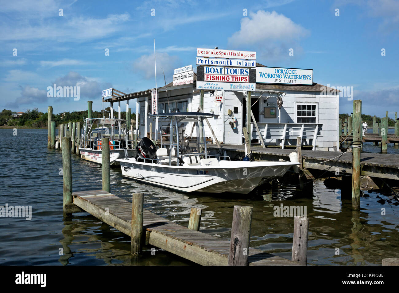 NC01075-00...CAROLINE DU NORD - visites de l'île de regarder la communauté Square dock sur Silver Lake Harbour et l'Ocracoke Island Lighthouse Banque D'Images