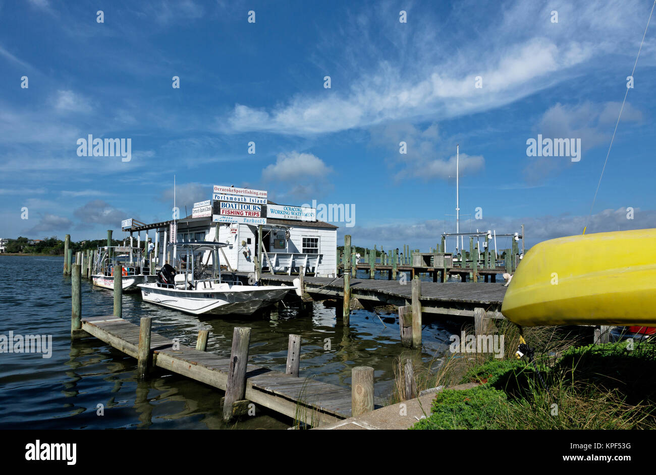 NC01075-00...CAROLINE DU NORD - visites de l'île partent de la Communauté Square dock sur Silver Lake Harbour, dans la ville de Ocracoke. Banque D'Images