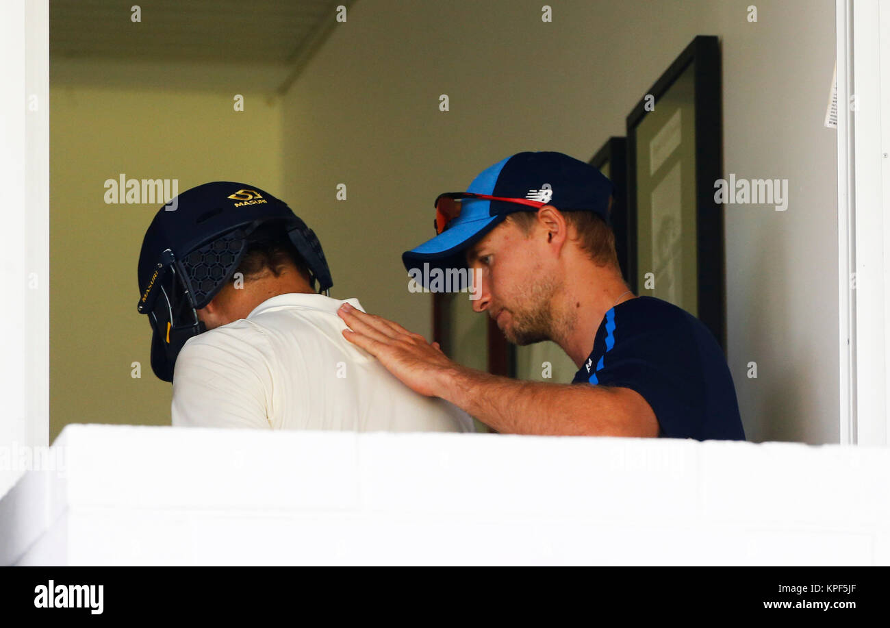 L'Angleterre Dawid Malan reçoit une tape dans le dos du capitaine Joe pendant deux jour racine de la cendre test match au WACA Ground, Perth. Banque D'Images