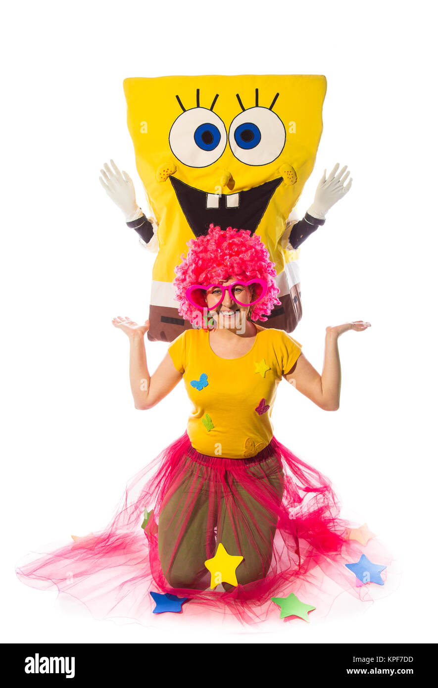 NOVI SAD, SERBIE-DEC 1, 2016 : animateur femelle avec fany costume et personnages costumés de spongebob dans foto studio sur Dec 1, 2016, Novi Sad, Serbie. Banque D'Images