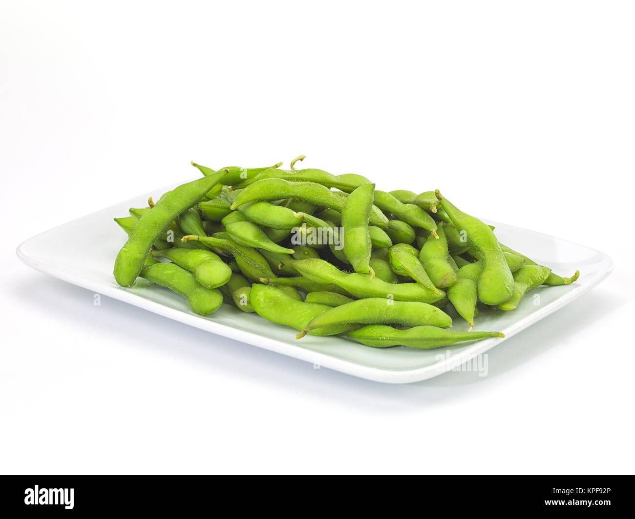 Haricots de soja dans un plat de céramique blanche Banque D'Images