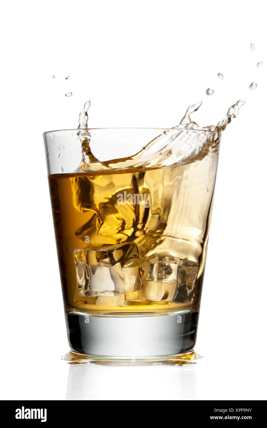 Verre de jus de pomme avec des cubes de glace Banque D'Images