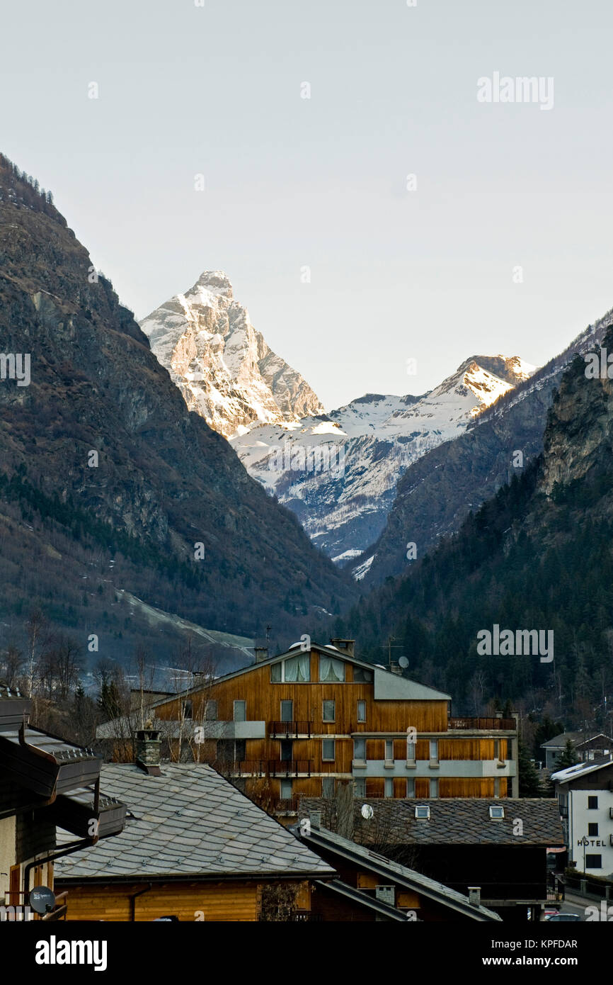 Le Mont Cervin vu de Antey-Saint-André, de la vallée d'aoste, Italie Banque D'Images