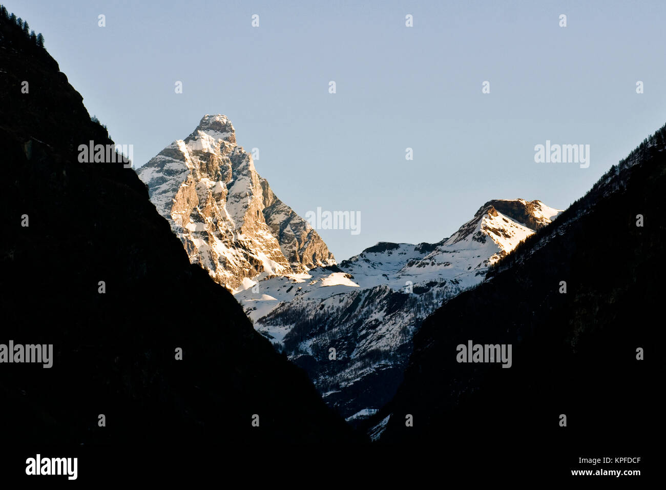 Le Mont Cervin vu de Antey-Saint-André, de la vallée d'aoste, Italie Banque D'Images