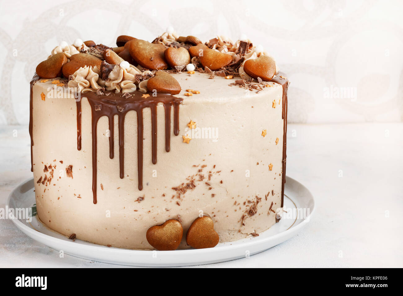 Gâteau au chocolat fondant au chocolat arrosé avec du glaçage et copeaux de chocolat et d'épices sur fond blanc Banque D'Images