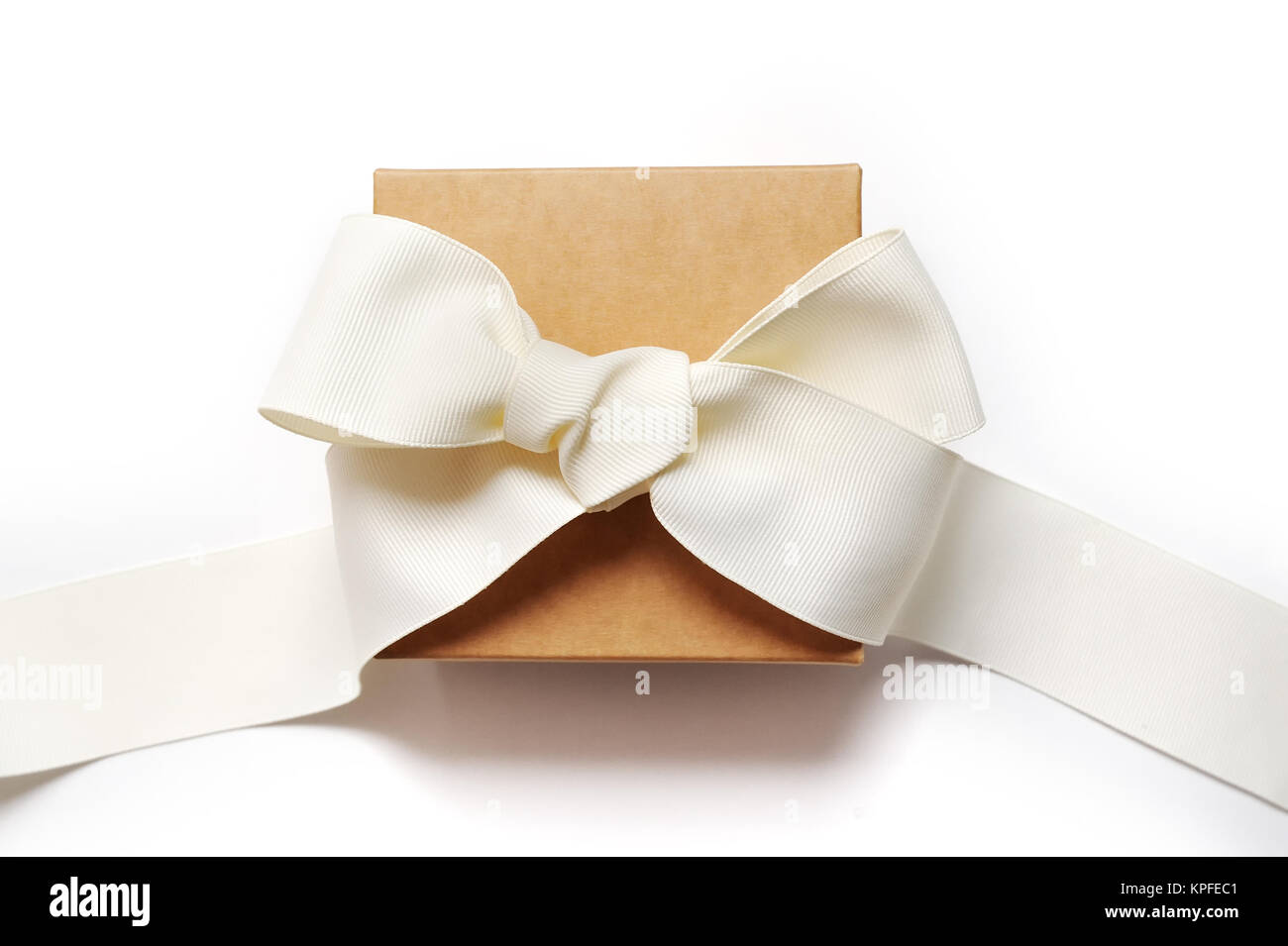 Maison de boîte-cadeau enveloppé dans du papier recyclé marron avec ruban blanc bow top view isolé sur fond blanc, vue du dessus Banque D'Images