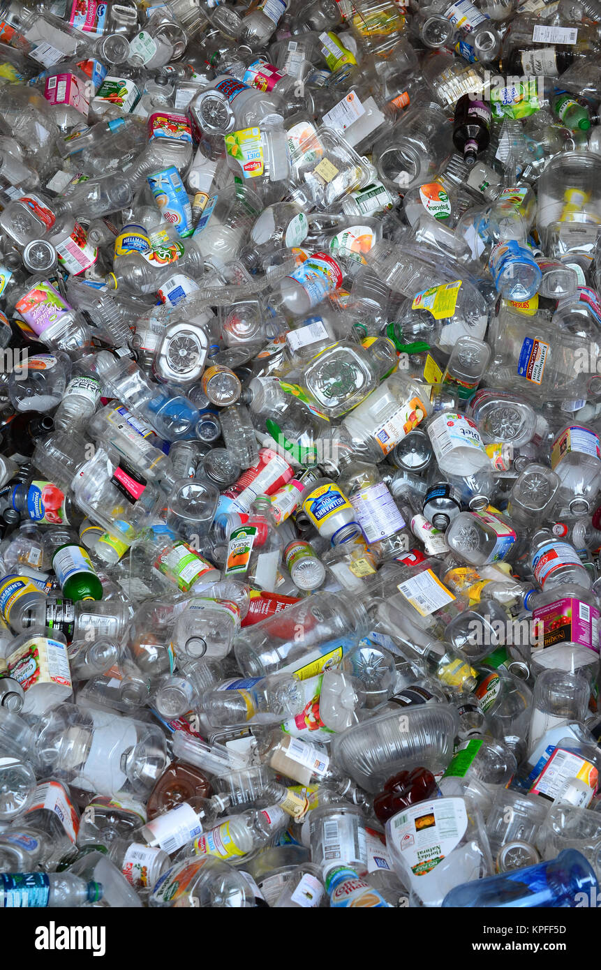 Bin plein de bouteilles en verre clair utilisé pour le recyclage dans le lac Pleasant, NEW YORK USA Banque D'Images