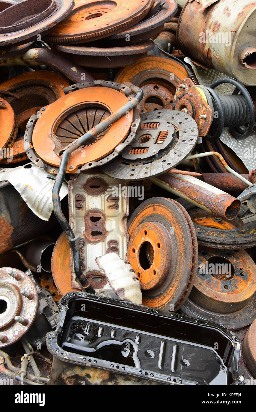 Une pile de rusty metal utilisé pour pièces auto et camion de recyclage de  ferraille Photo Stock - Alamy