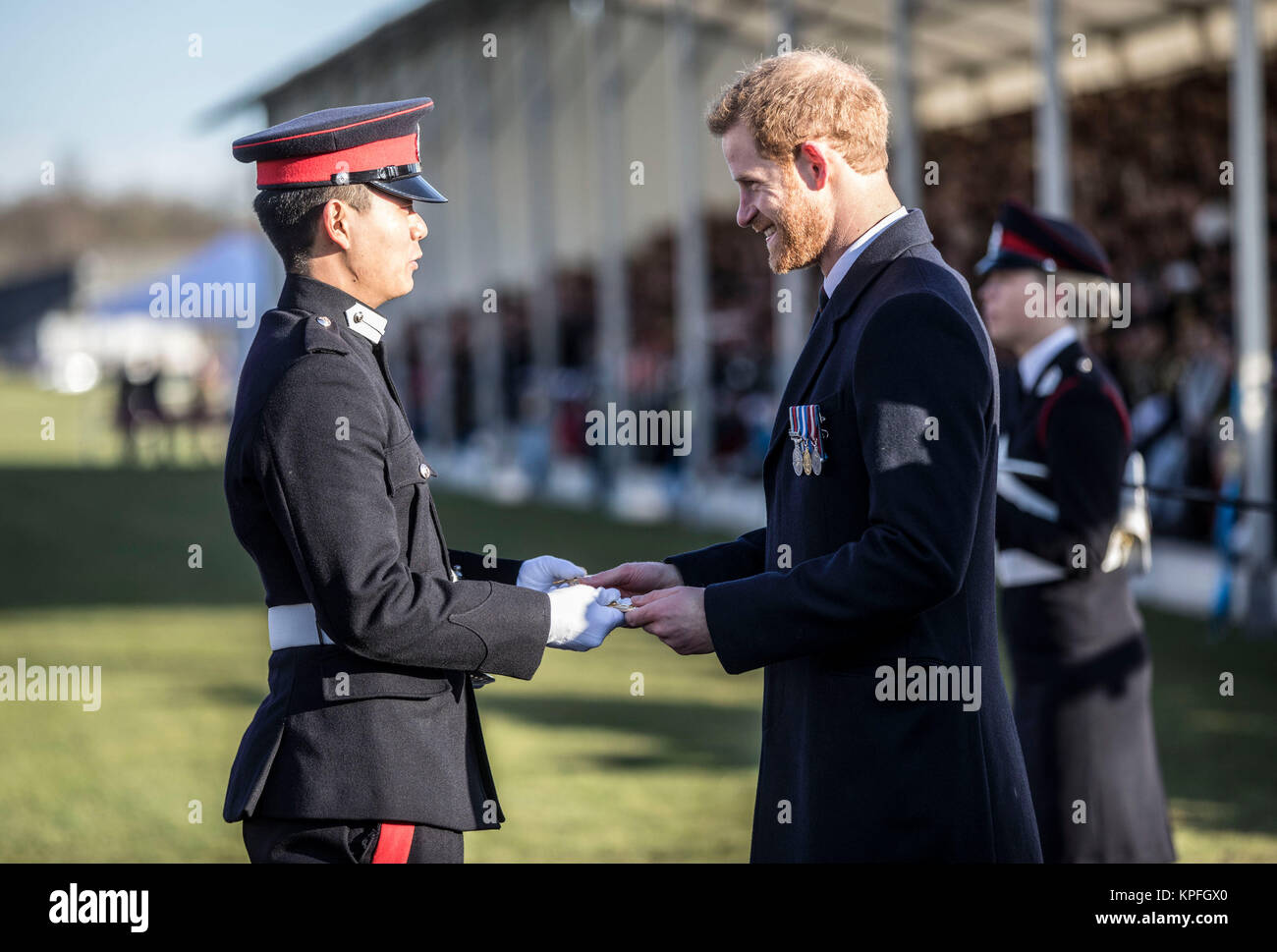 Le prince Harry présente le prix international à Tang-officier Mindong de la République populaire de Chine au cours du défilé du souverain à l'Académie Militaire de Sandhurst. Le prix est pour l'étudiant étranger qui a obtenu les meilleurs résultats à l'académie. Banque D'Images