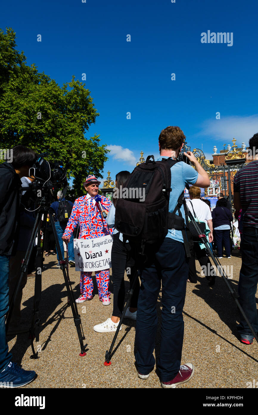Londres, Royaume-Uni. Les membres des médias film Terry Hutt (drapeau de l'Union suit) à l'extérieur un mémorial commémorant le 20e anniversaire de la mort de Diana Princes Banque D'Images
