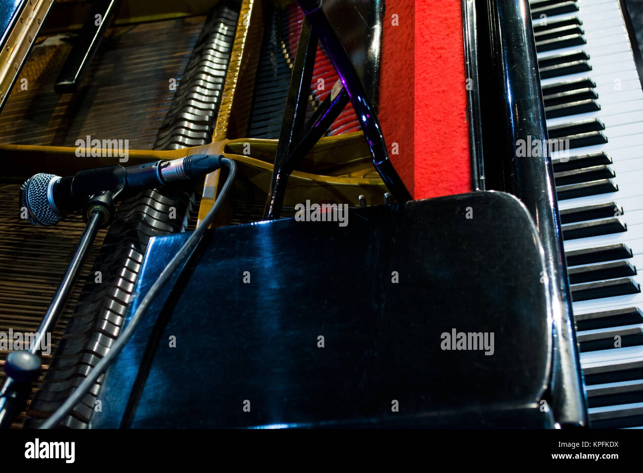 Microphone d'enregistrement au-dessus de grand piano deuxième micro floues dans un avant-plan Banque D'Images