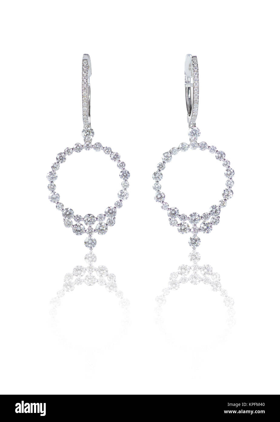 Diamond hoop boucles d'oreilles dangle ouvrir élaborer suite nuptiale Banque D'Images