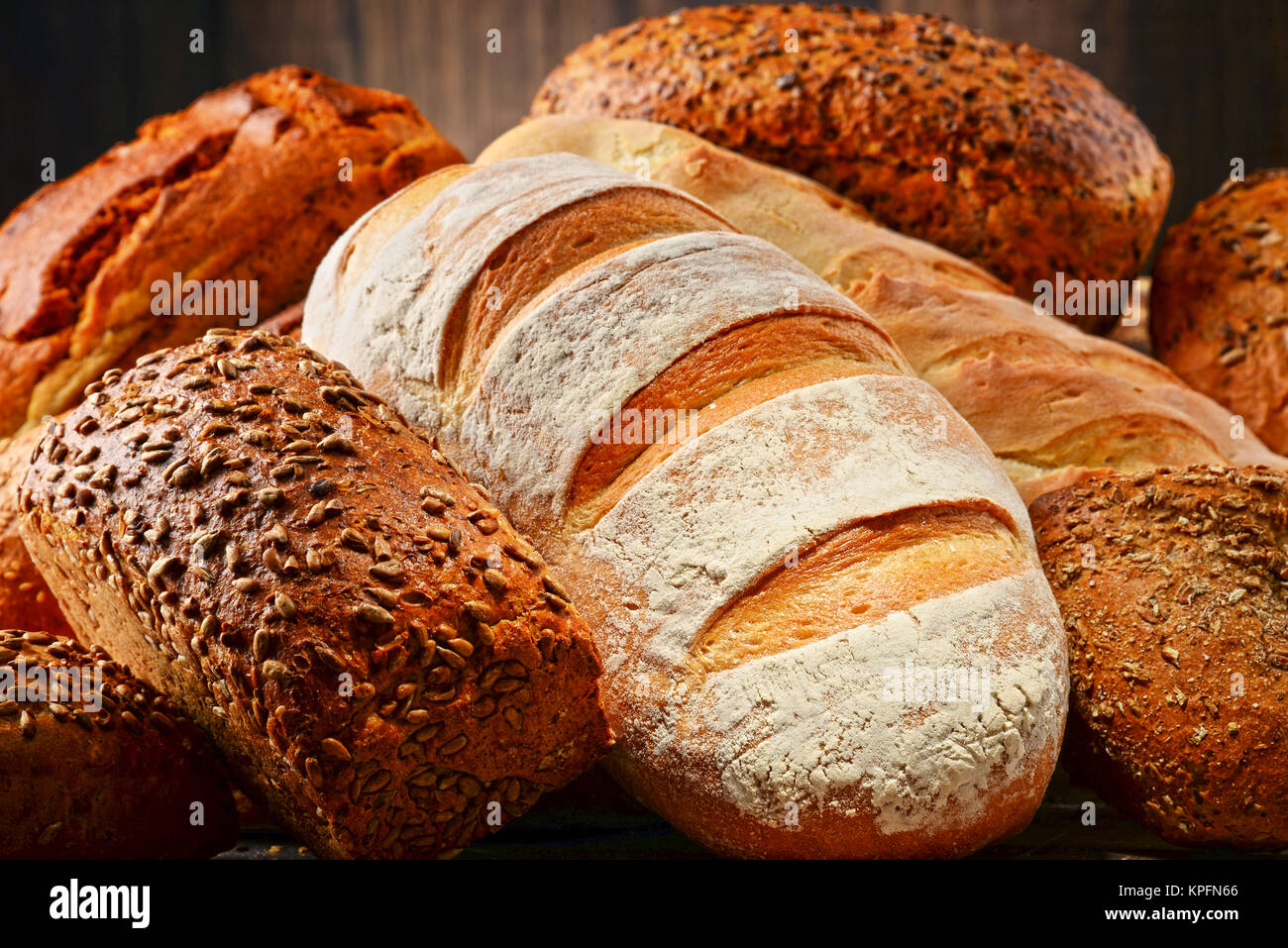 La composition avec variété de produits de boulangerie sur table en bois Banque D'Images