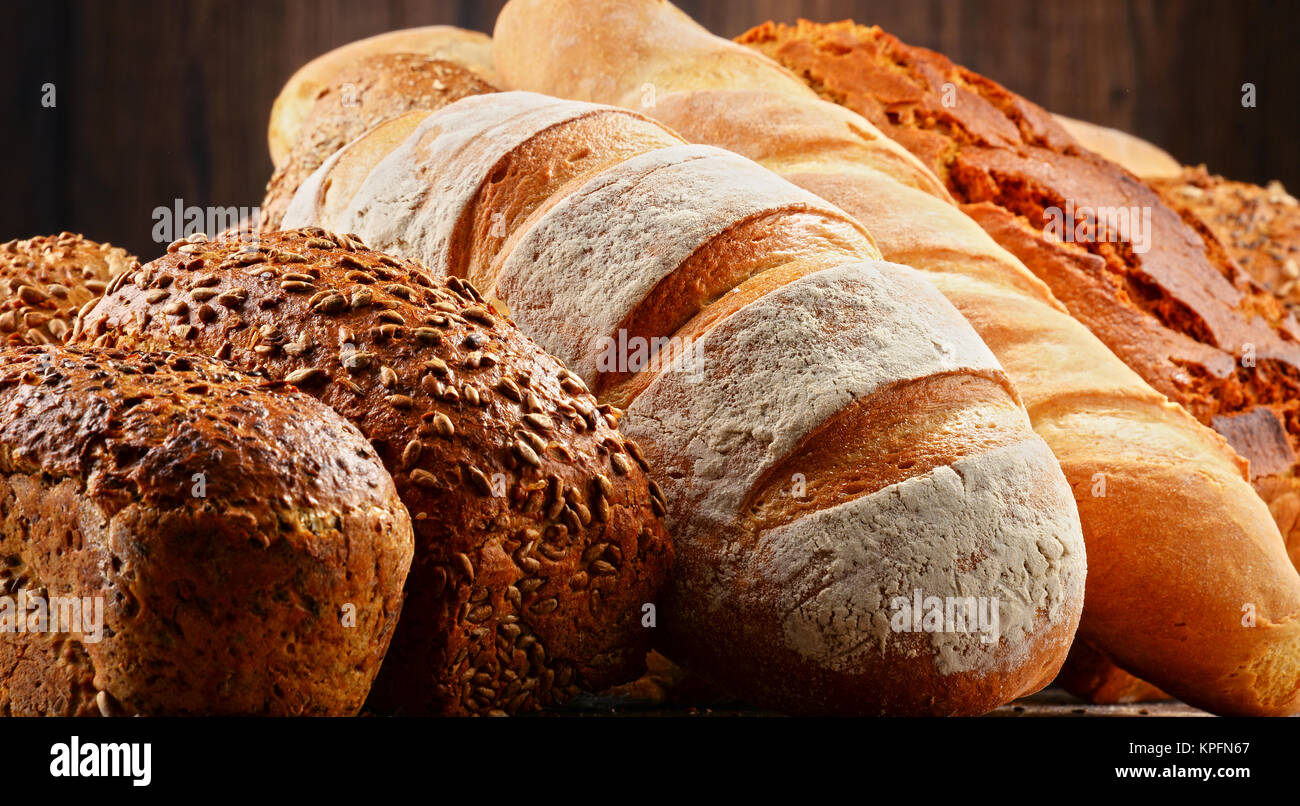 La composition avec variété de produits de boulangerie sur table en bois Banque D'Images