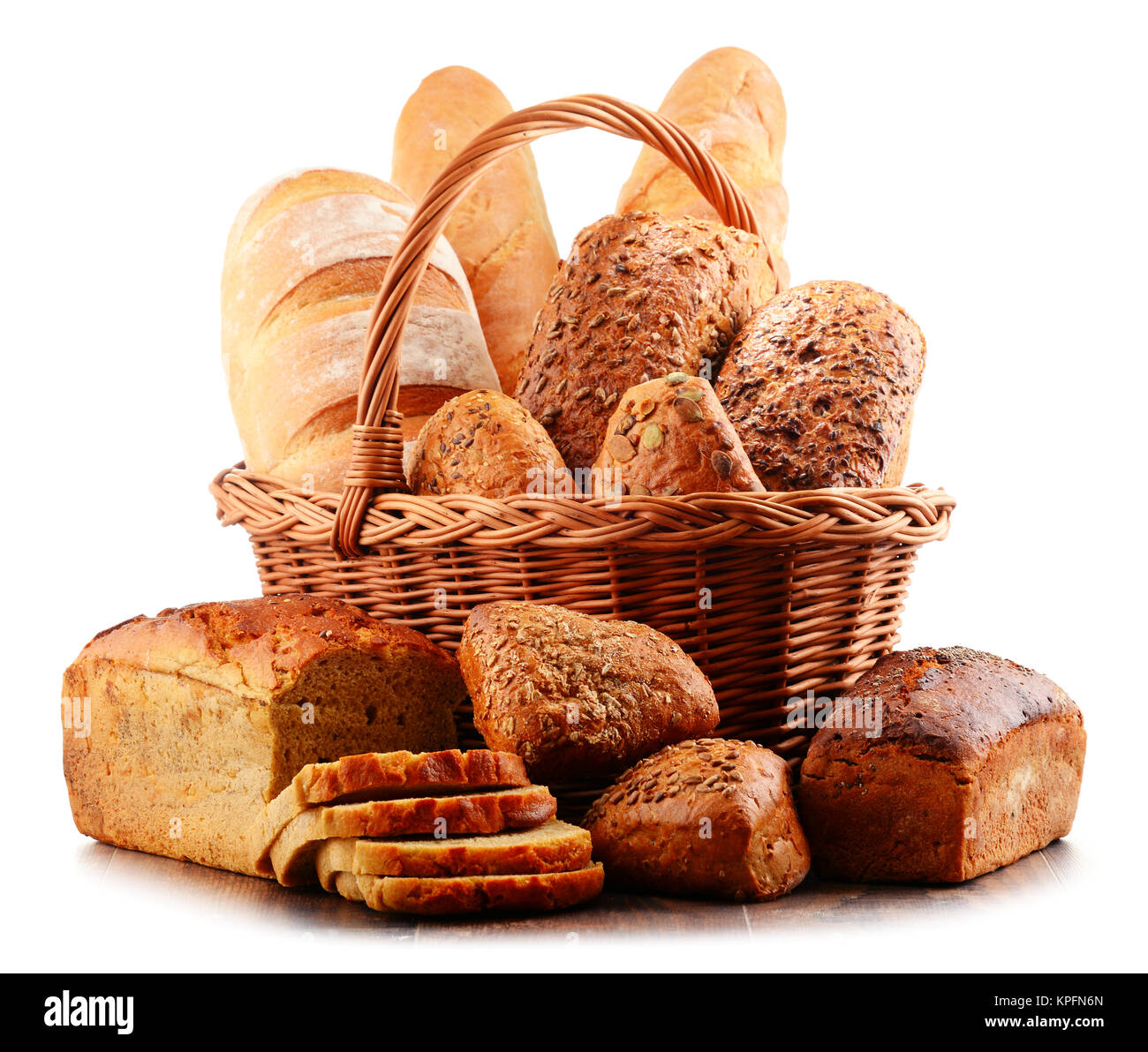 Panier en osier avec un assortiment de produits à pâtisserie isolated on white Banque D'Images