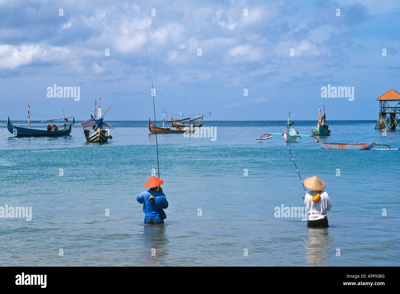 L'Asie, INDONÉSIE, Bali, Jimbaran et village de pêcheurs. Pêche balinais avec des stabilisateurs (jukungs) dans l'arrière-plan. Banque D'Images